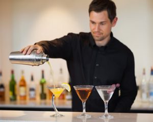 how to become a bartender
